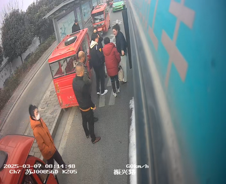 程杨搀扶视障乘客上出租车.png