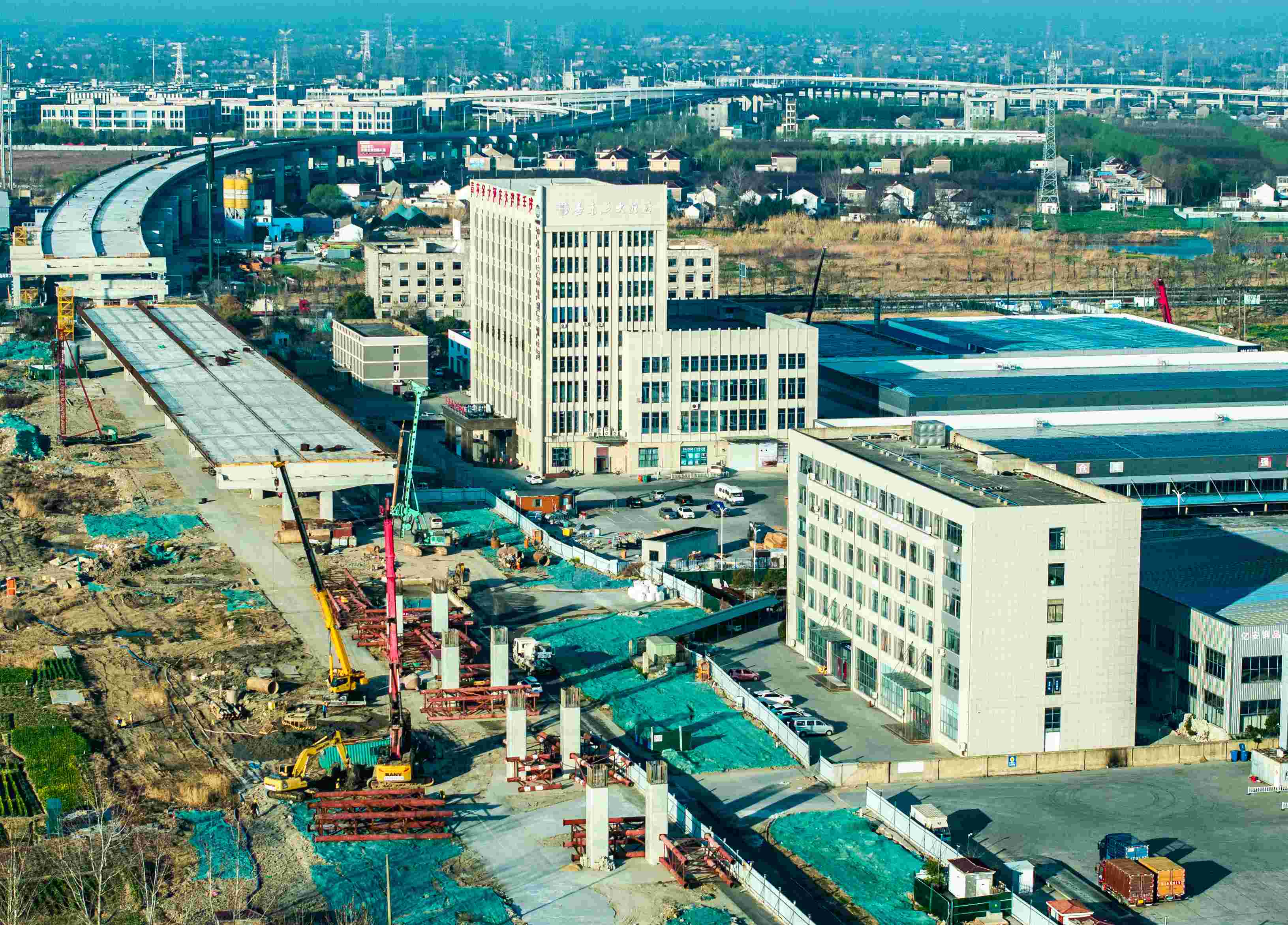 高架四期新业路高架现浇箱梁段正在搭设支架.jpg