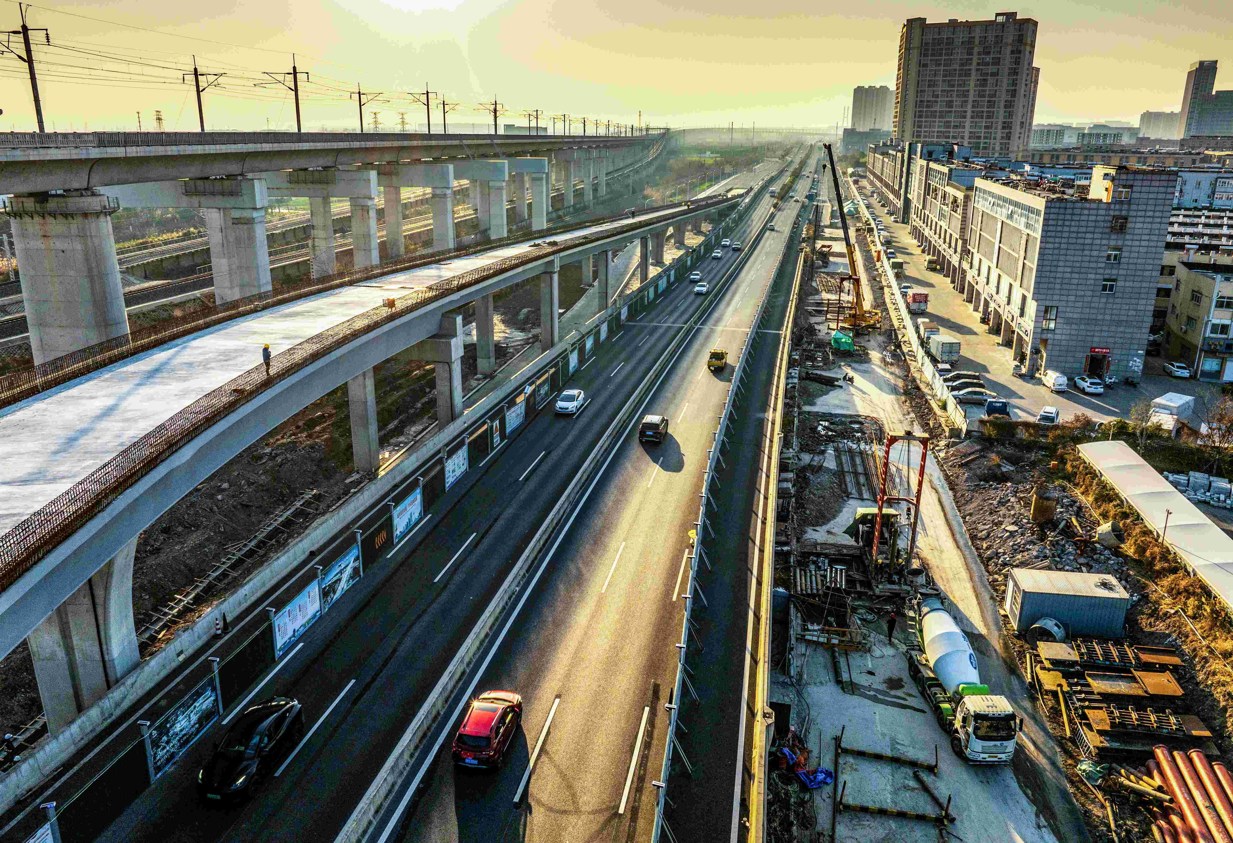 高架四期新业路高架与高架一期范公路高架转接匝道正在施工.jpg